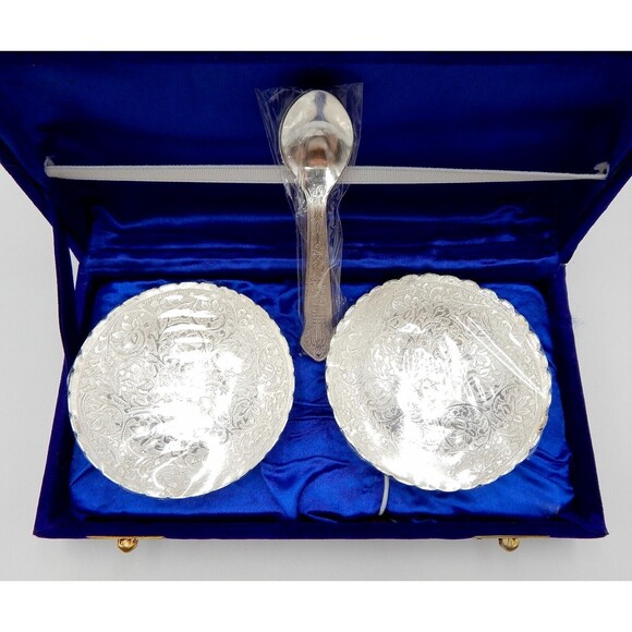 Silver Small Condiment Relish Bowls And Spoons Two of Each Velvet Box Unbranded - Picture 3 of 6
